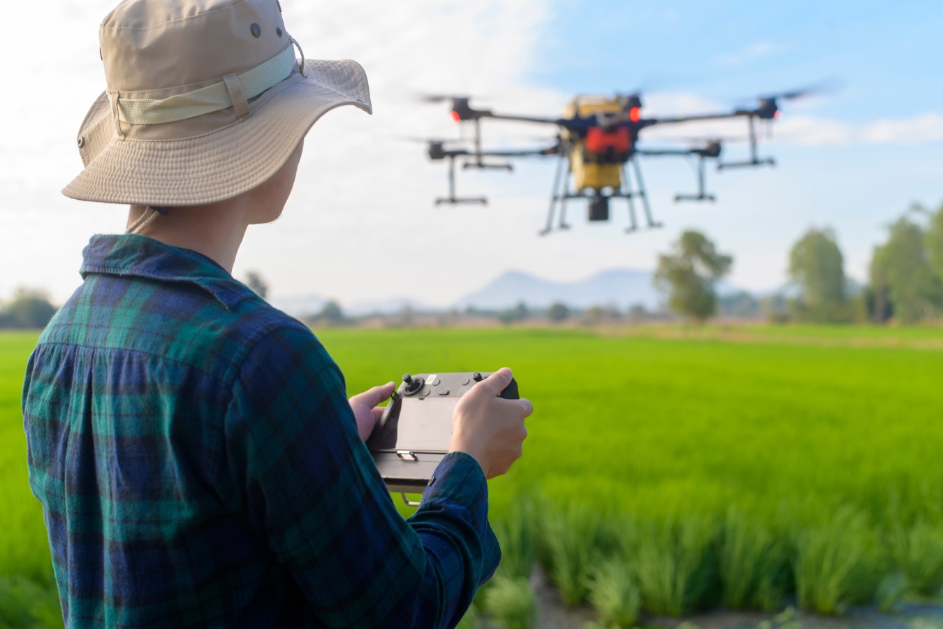 Drones en el campo: ¿para qué sirven y qué normas debes cumplir?